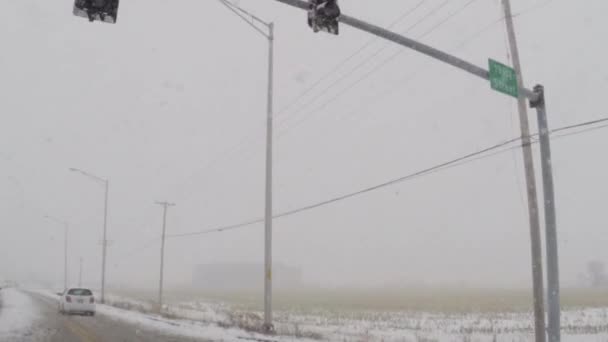 Řídit auto na kluzkých silnicích během chladných zimních sněhová bouře — Stock video