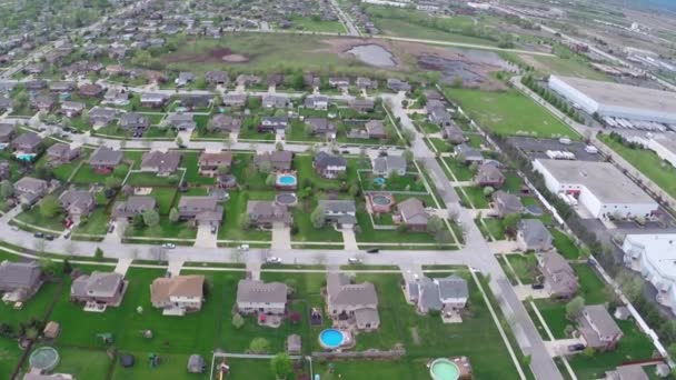 Volar sobre casas residenciales y patios a lo largo de la calle suburbana - Concepto de viajes y ocio — Vídeo de stock