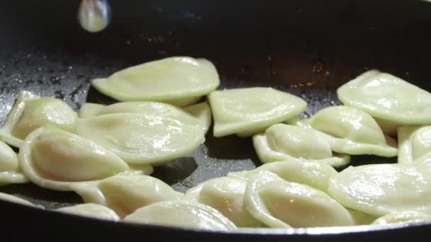 Koken perogi dumplings in koekenpan op stovetop oven — Stockvideo