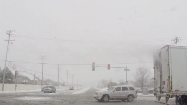 在寒冷的冬季暴风雪期间在湿滑的道路上驾驶汽车 — 图库视频影像