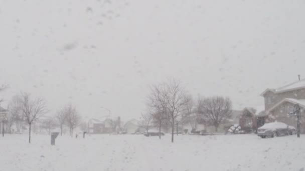 Conducción de automóviles en carreteras resbaladizas durante la tormenta de nieve fría de invierno — Vídeo de stock