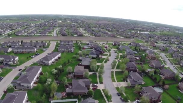 Volar sobre casas residenciales y patios a lo largo de la calle suburbana - Concepto de viajes y ocio — Vídeo de stock