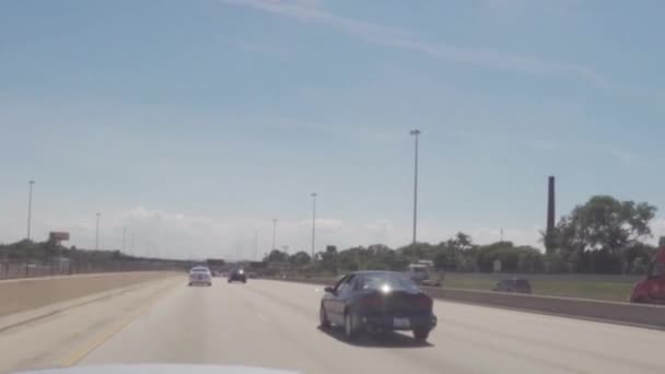 CHICAGO, ILLINOIS - CIRCA AGOSTO 2015: Guida di auto nel traffico sulle strade del centro di Chicago, Illinois, Stati Uniti — Video Stock