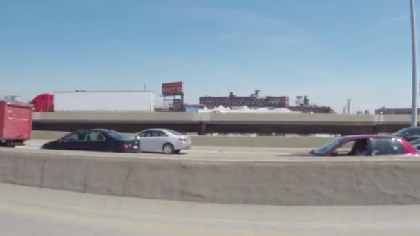 CHICAGO, ILLINOIS - CIRCA AGOSTO 2015: Condução de automóveis em trânsito nas ruas do centro de Chicago, Illinois, EUA — Vídeo de Stock