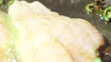 Tavada pişirme balık fileto