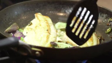 Tavada pişirme balık fileto