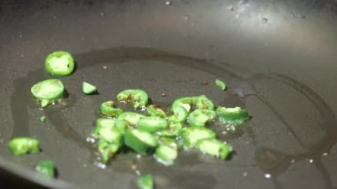 Jalapeno biber tavada zeytinyağı ile