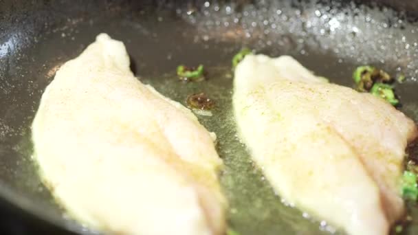 Cucinare il filetto di pesce in padella — Video Stock