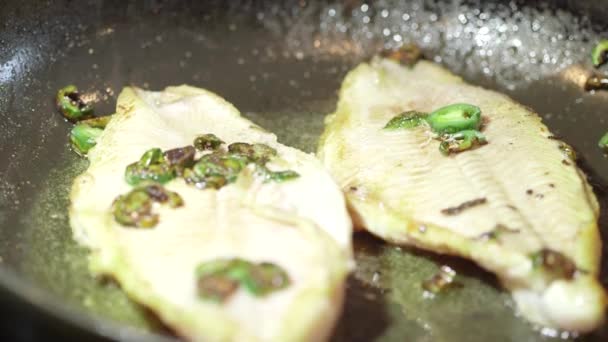 Filé de peixe para cozinhar na frigideira — Vídeo de Stock