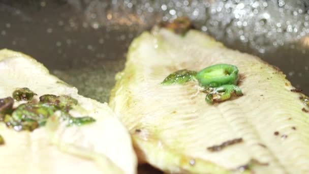 Cocinar filete de pescado en sartén — Vídeo de stock