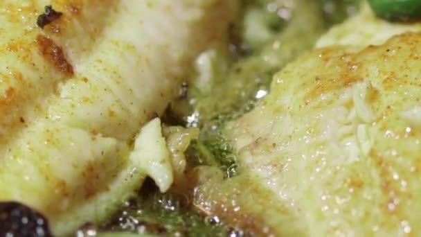 Filet de poisson de cuisson dans une poêle — Video