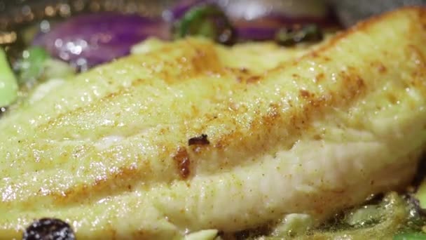 Fischfilet in der Pfanne kochen — Stockvideo