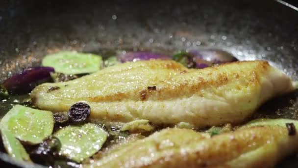 Fischfilet in der Pfanne kochen — Stockvideo