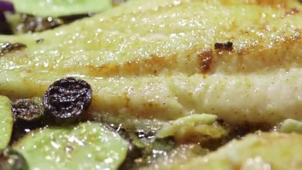 Filet de poisson de cuisson dans une poêle — Video