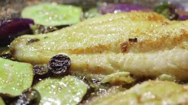 Filet de poisson de cuisson 4k dans une poêle — Video