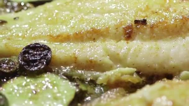 Filet de poisson de cuisson dans une poêle — Video