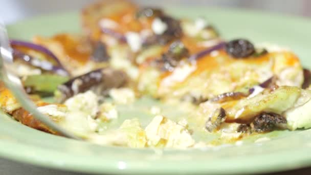 Mężczyzna jedzenie filet z ryby z widelcem w kuchni — Wideo stockowe