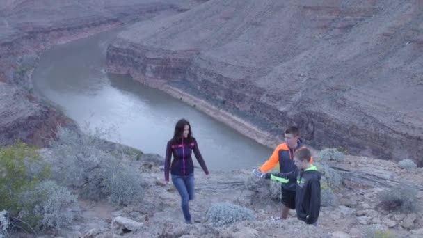 LAS VEGAS, NEVADA - CIRCA ABRIL 2015: Pessoas que apreciam a paisagem do Grand Canyon Las Vegas, Nevada, EUA — Vídeo de Stock