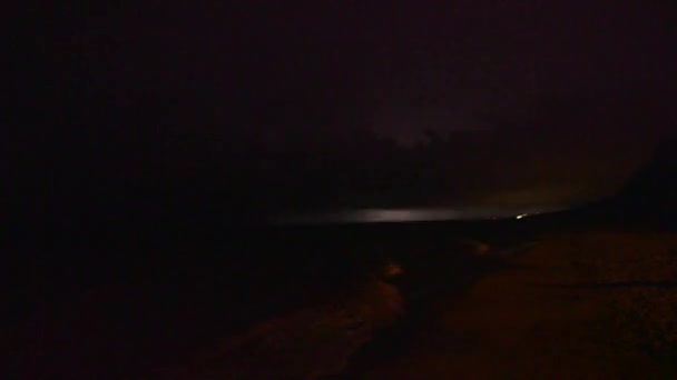 Tempesta di fulmini di notte lungo la costa della spiaggia — Video Stock