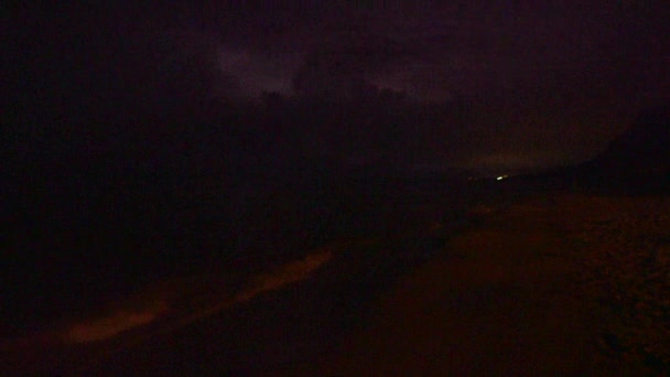 Tempête de foudre la nuit le long du rivage de la plage — Video