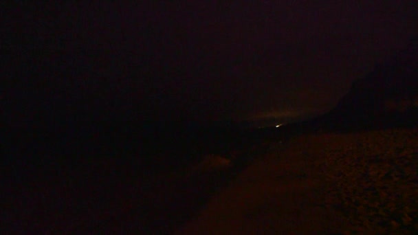 Şimşek fırtınası beach kıyı boyunca geceleri — Stok video