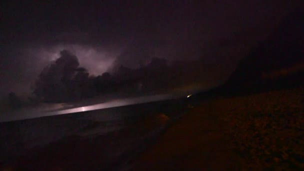 Tempesta di fulmini di notte lungo la costa della spiaggia — Video Stock