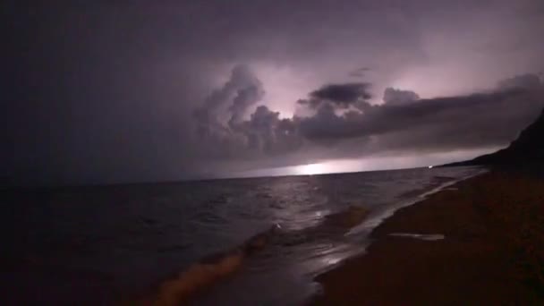 Tempesta di fulmini di notte lungo la costa della spiaggia — Video Stock