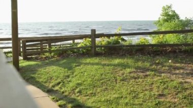 Yaz saati sırasında göl kıyısında günbatımı