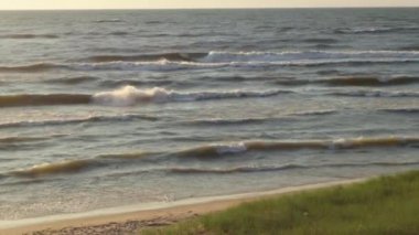 Yaz saati sırasında göl kıyısında günbatımı