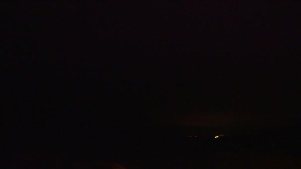 Tempête de foudre la nuit le long du rivage de la plage 