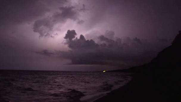 Tormenta de rayos en la noche a lo largo de la playa — Vídeo de stock