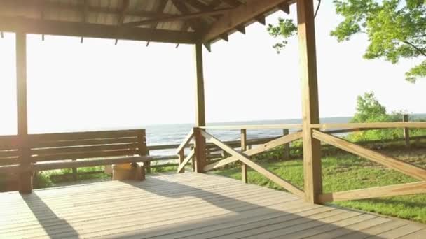 Zonsondergang langs de oever van het meer tijdens zomertijd — Stockvideo