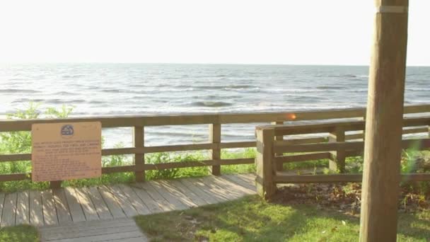 Zonsondergang langs de oever van het meer tijdens zomertijd — Stockvideo