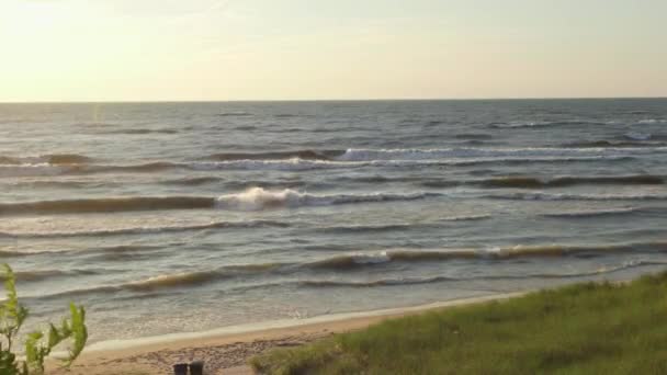 Zonsondergang langs de oever van het meer tijdens zomertijd — Stockvideo