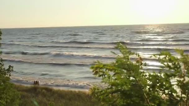 Zonsondergang langs de oever van het meer tijdens zomertijd — Stockvideo