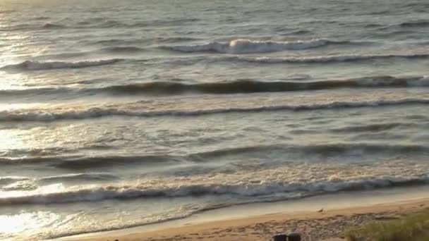 Zonsondergang langs de oever van het meer tijdens zomertijd — Stockvideo