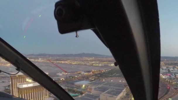 ネバダ州ラスベガスのストリップ上空を飛ぶ空中 — ストック動画