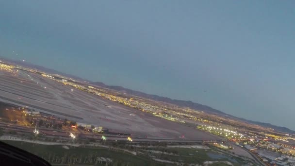 Vuelo aéreo sobre Las Vegas, Nevada — Vídeo de stock