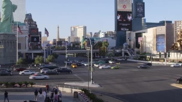 ЛАС-ВЕГАС, НЕВАДА - CIRCA APRIL 2015: View of buildings and people on streets of Las Vegas, Nevada, USA — стоковое видео