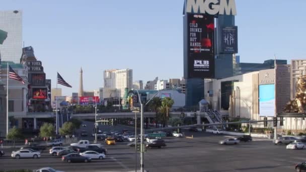 Las Vegas, Nevada - április 2015 körül: Nézd épületek és emberek utcáin Las Vegas, Nevada, Amerikai Egyesült Államok — Stock videók