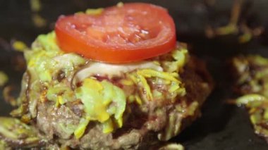 Stovetop üzerinde sıcak tavada sığır eti yemek hamburger eti yer