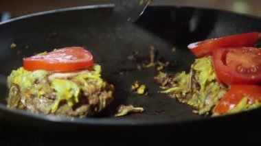 Stovetop üzerinde sıcak tavada sığır eti yemek hamburger eti yer