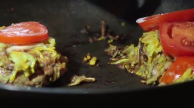 Stovetop üzerinde sıcak tavada sığır eti yemek hamburger eti yer