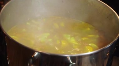 Paslanmaz çelik tencerede pişirme çorba