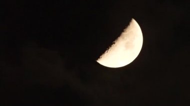 Karanlık akşam gökyüzünde bulutlar yarım ay hareket ile