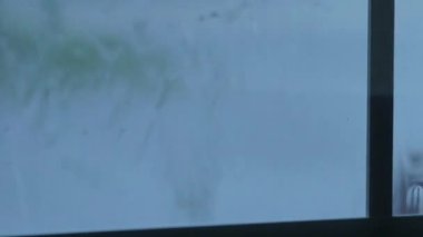 Pencere cam akan yağmur damlaları