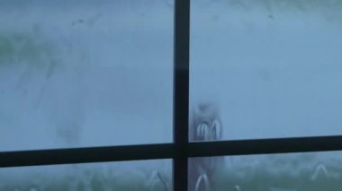 Pencere cam akan yağmur damlaları