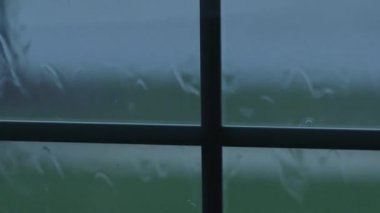 Pencere cam akan yağmur damlaları