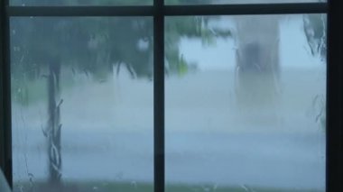 Pencere cam akan yağmur damlaları