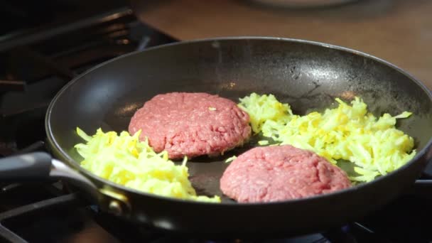 Stovetop üzerinde sıcak tavada sığır eti yemek hamburger eti yer — Stok video